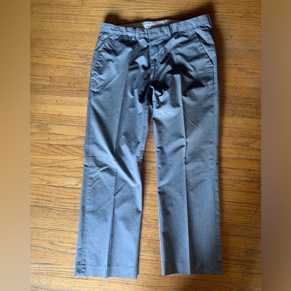 Gap Men’s pants grey twill in great condition size 33 w x 30L